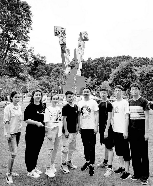 背后的五個(gè)大字是:勝利大營救!!!戰(zhàn)到未來,笑到未來。