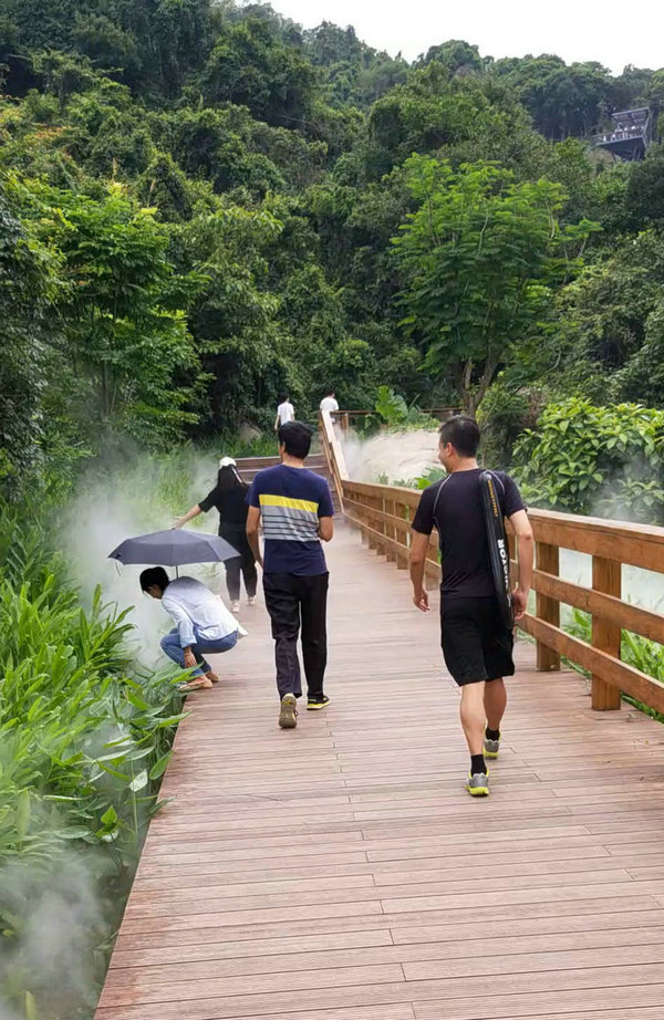 路途中,時(shí)而沾花惹草,時(shí)而風(fēng)度翩翩