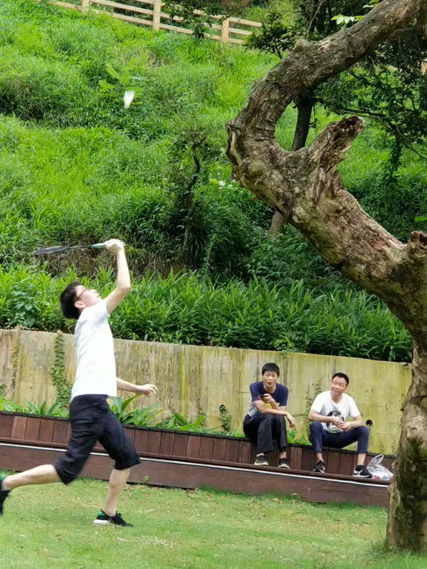 只要你肯拼,就一定不會孤獨(dú),矚目你的人多著呢,掌聲歡呼聲時(shí)刻都在響起